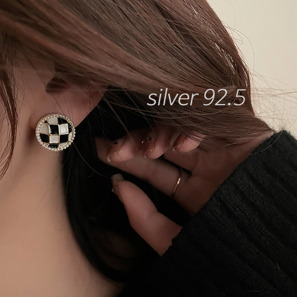 (SILVER 92.5) 체스 서클 포인트 귀걸이